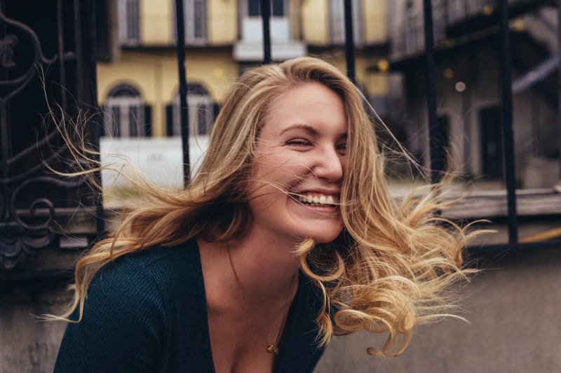 Das Mädchen mit den blonden Haaren lacht