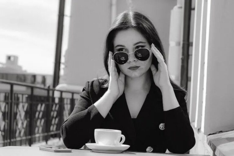 Frau mit Tasse Kaffee