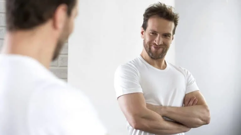 Ein narzisstischer Mann schaut in den Spiegel
