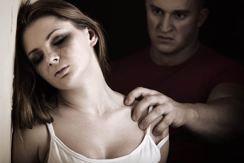 Ein wütender Mann missbraucht eine weinende Frau körperlich