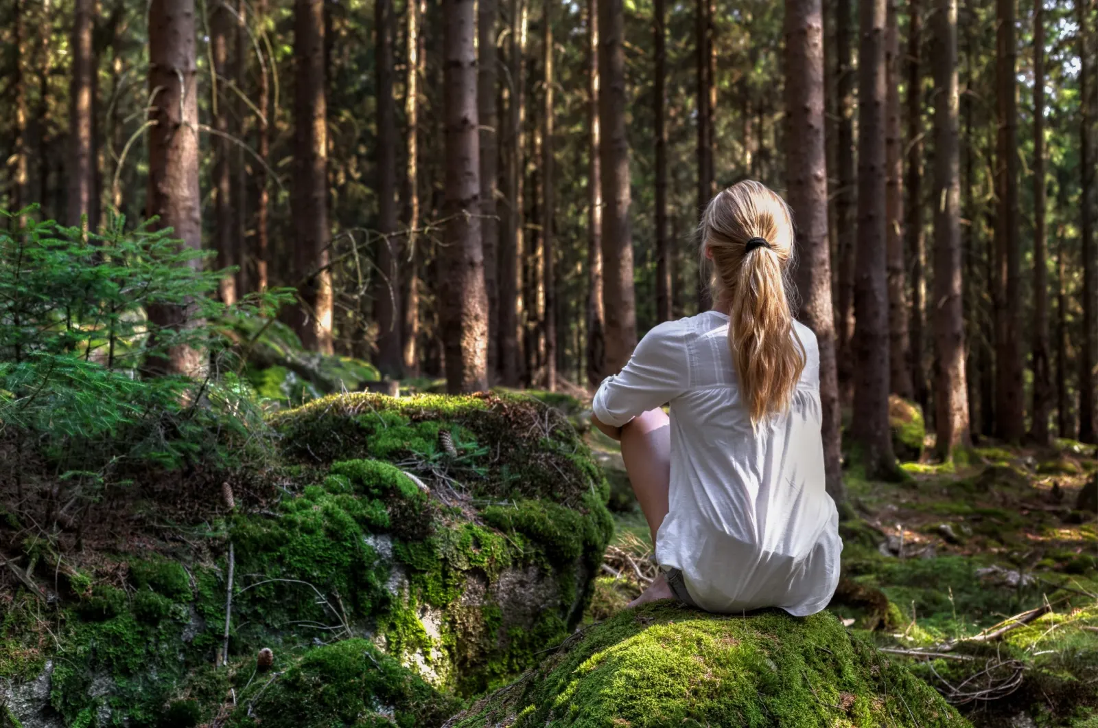 Frau denkt im Wald