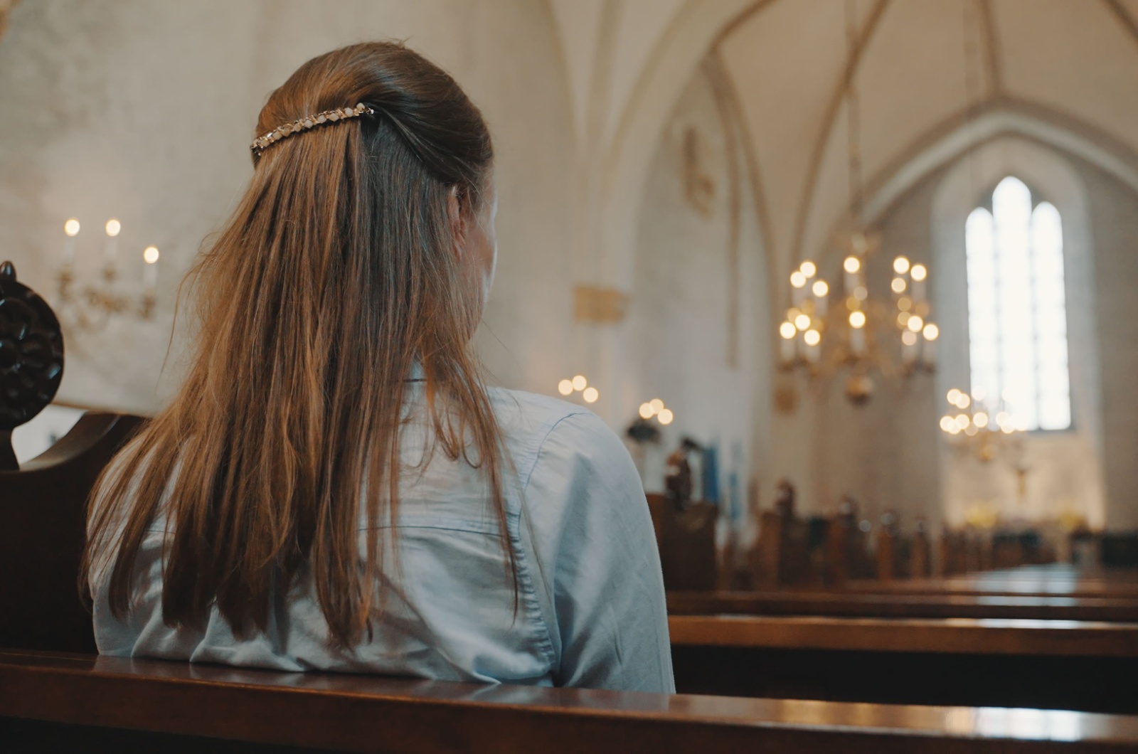 Frau in der Kirche
