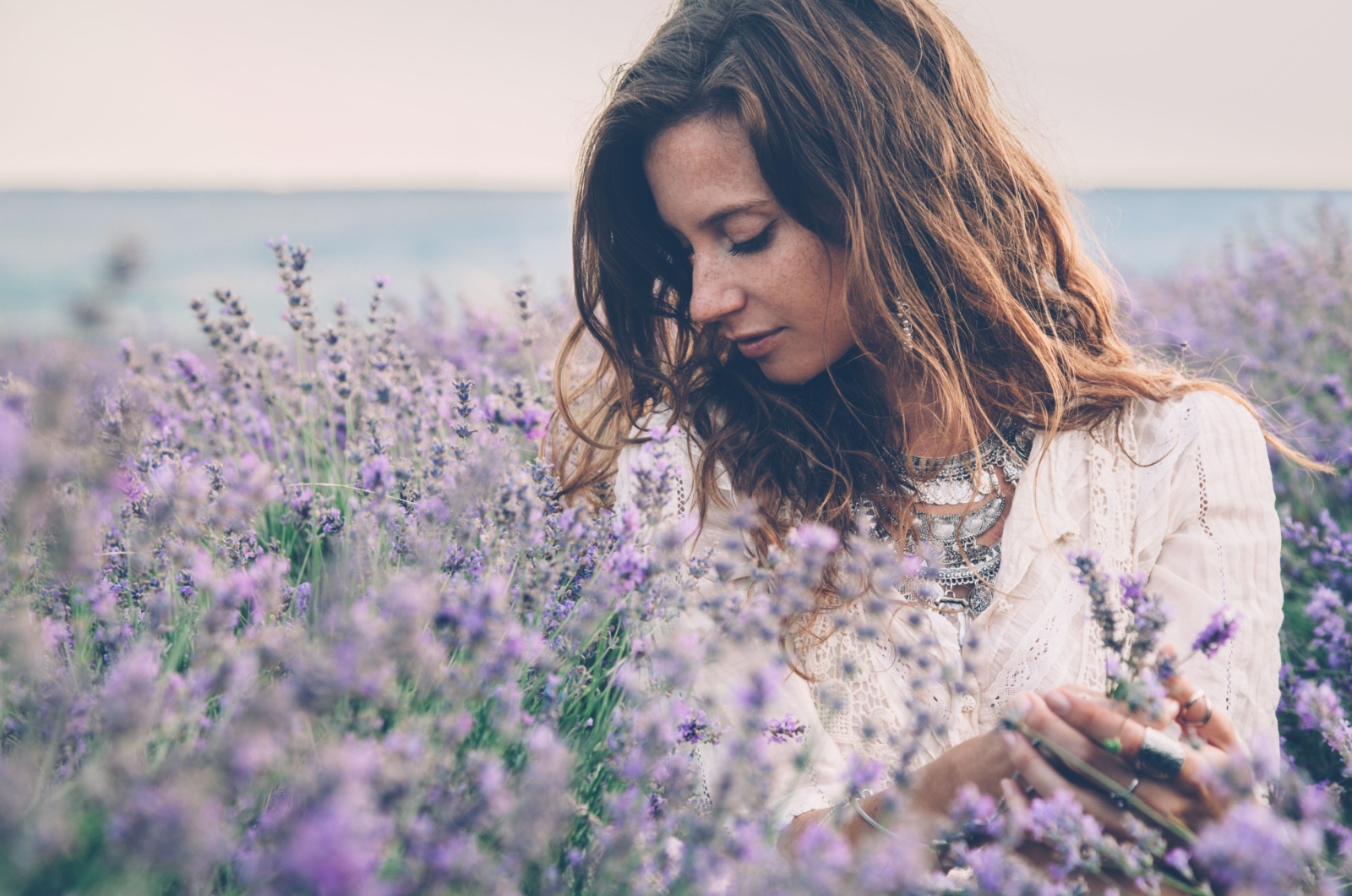 Frau und Blumen