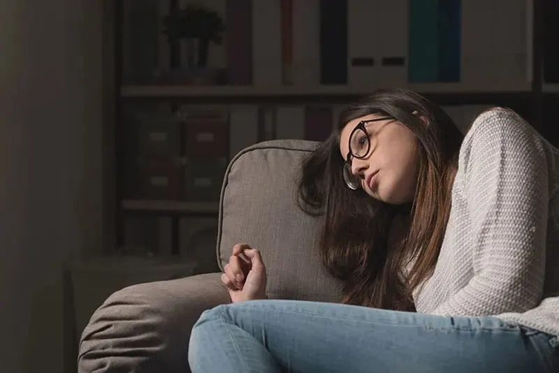 traurige Frau auf dem Sofa