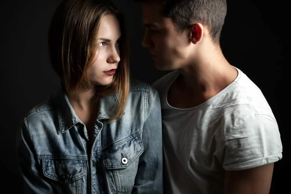 ein junges Paar, das im Dunkeln steht und sich ansieht