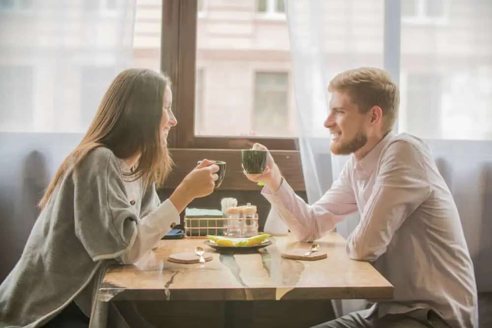 ein junges Paar redet und trinkt Kaffee