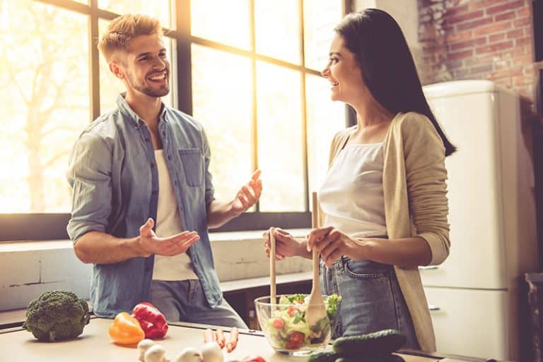 ein paar kochen zusammen in der küche3