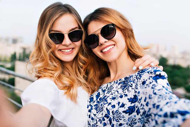glückliche Frauen, die Selfie nehmen