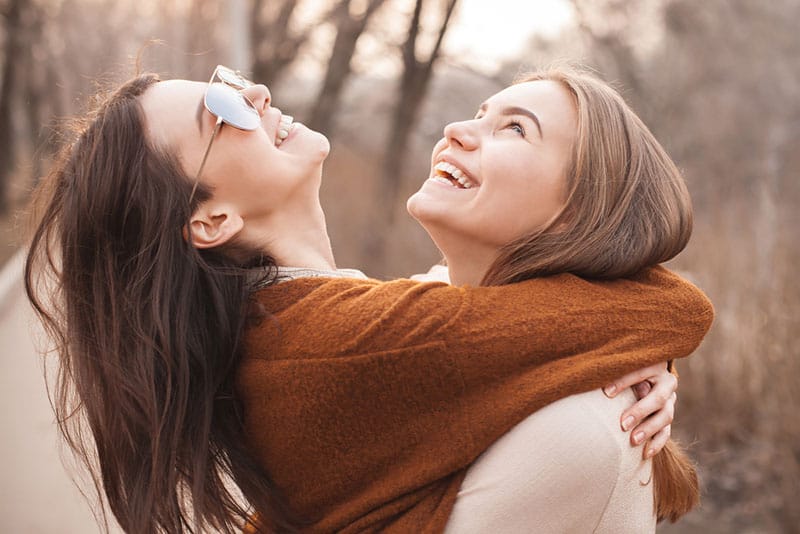 glückliche Frauen schauen auf