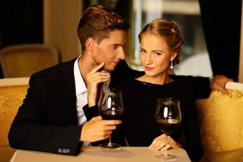 junges Paar im Luxusrestaurant