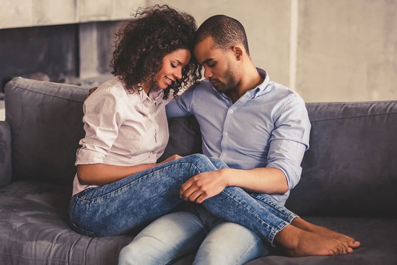süßes Paar kuschelt auf der Couch