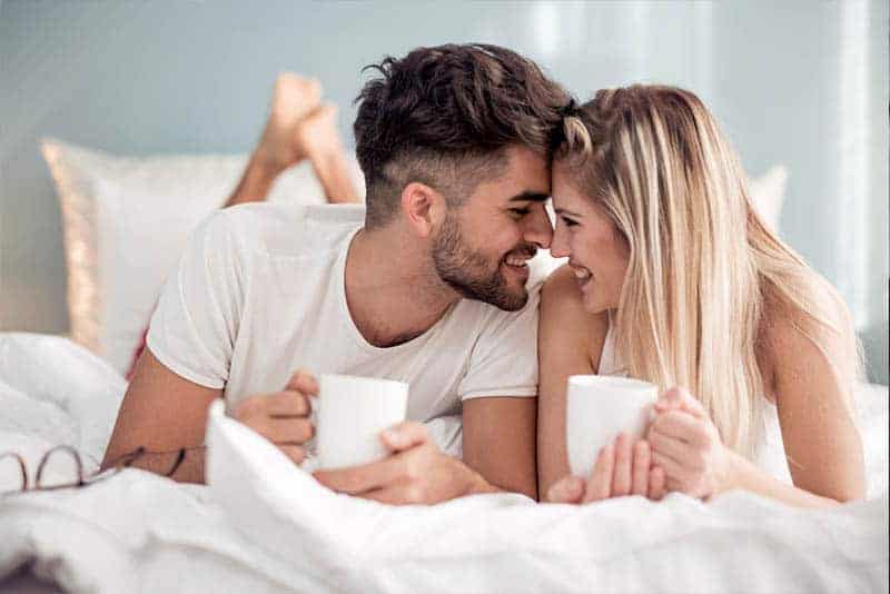süßes Paar mit Nasen kuscheln