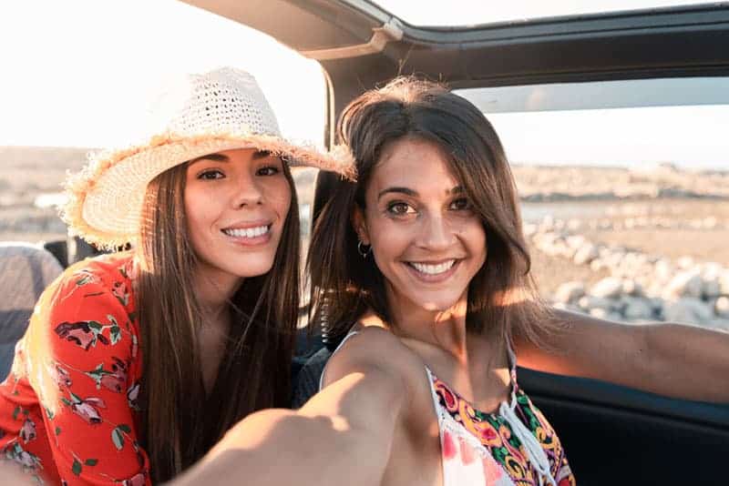 zwei schöne Frauen, die in einem Auto fahren