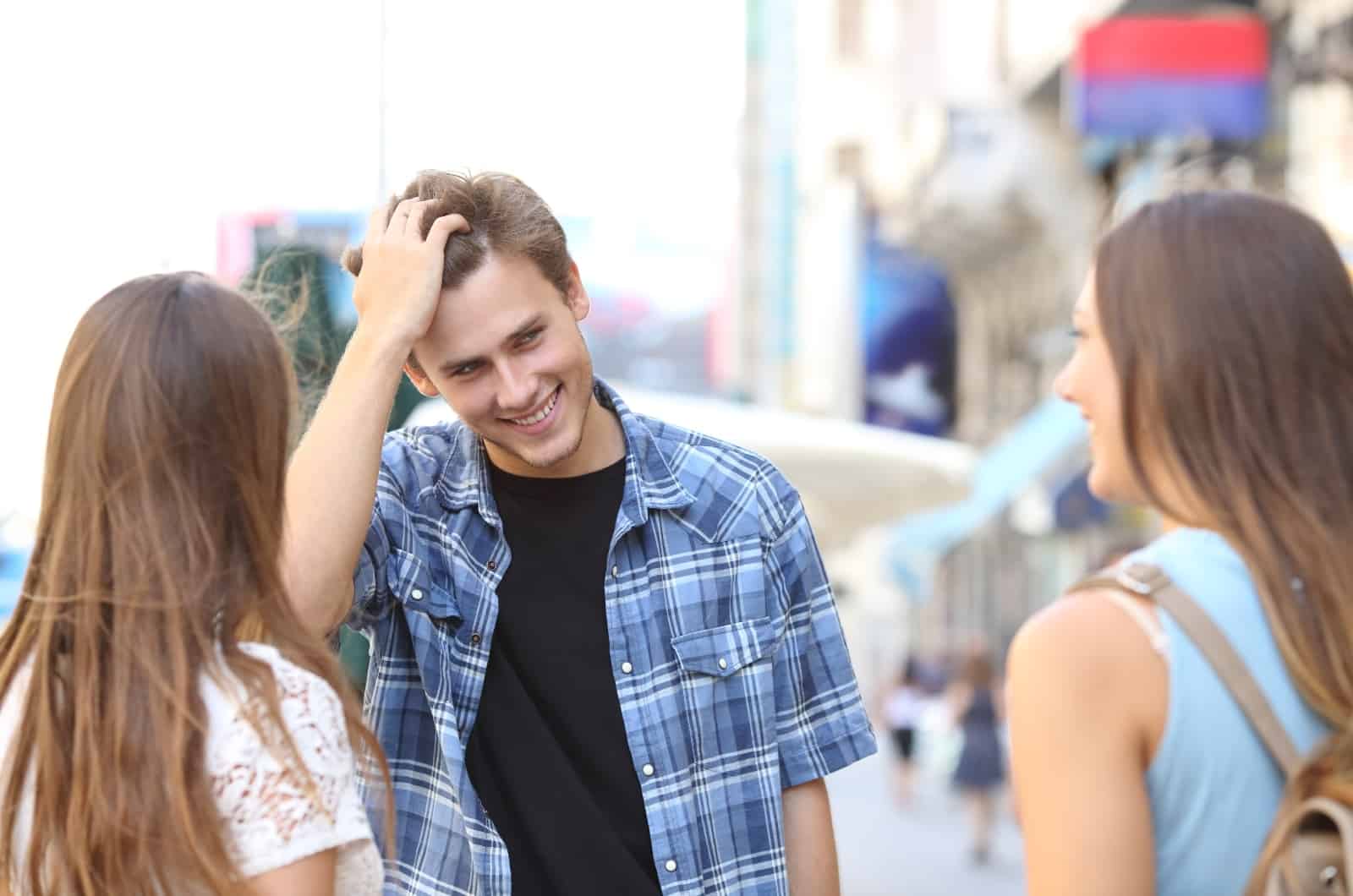 Mann flirtet mit zwei Frauen