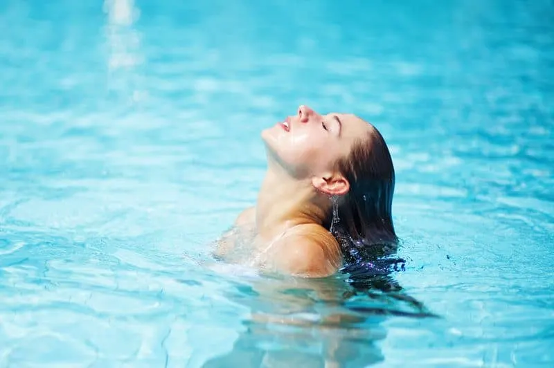 Eine Frau schwimmt in einem Pool