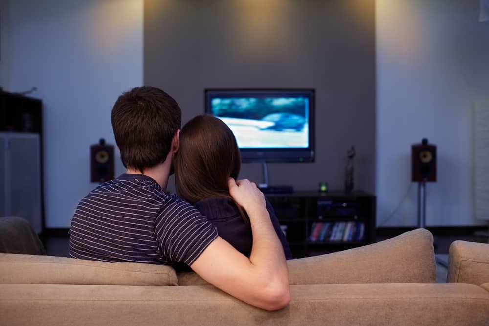 Mann und Frau fernsehen