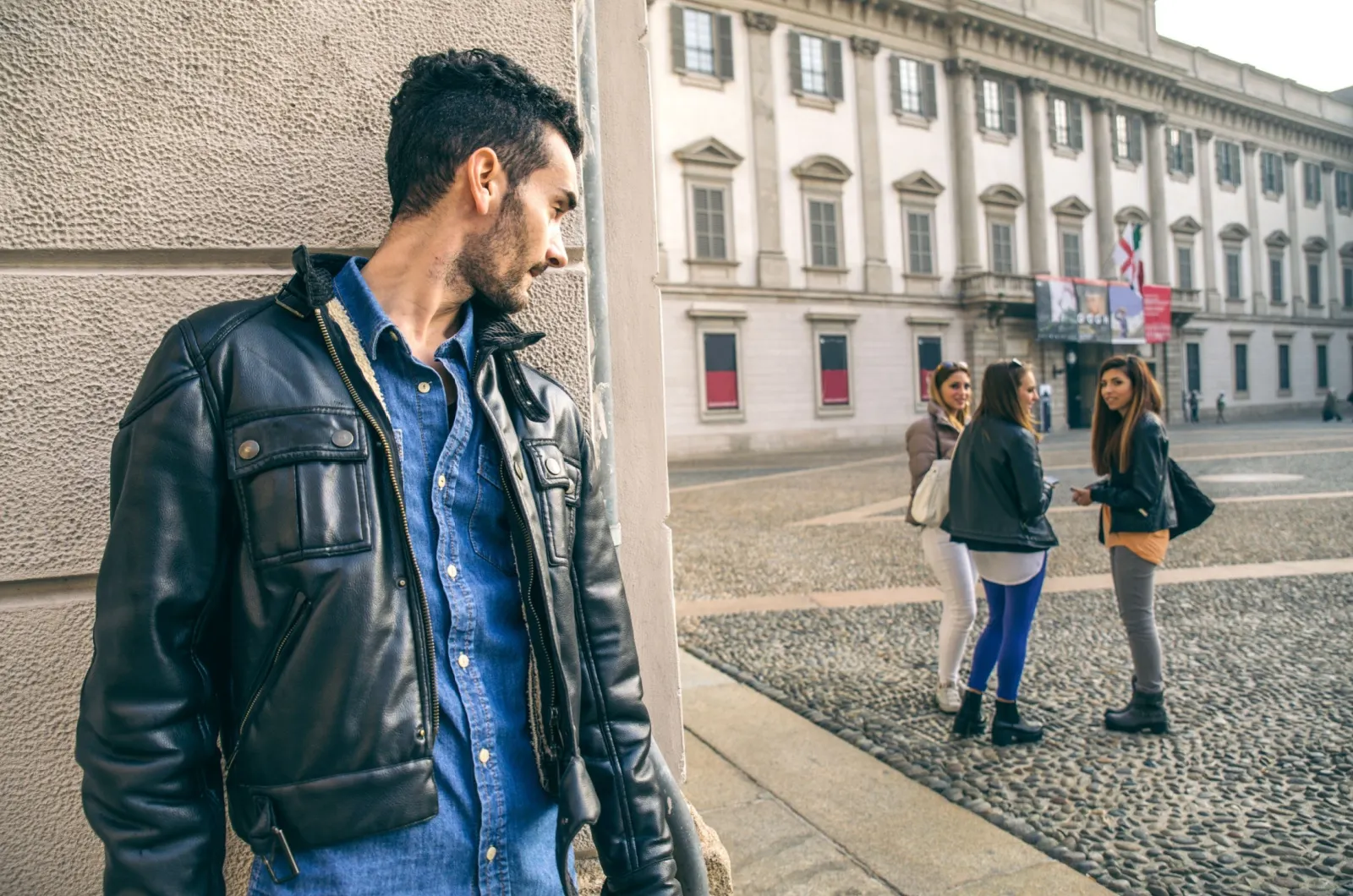 Mann verfolgt eine Frau