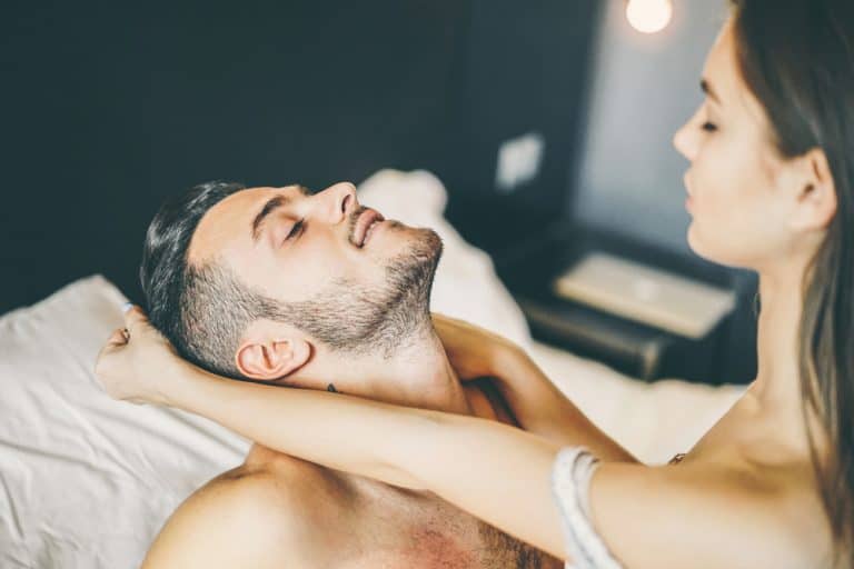 Mädchen, das einen Mann für Sex vorbereitet