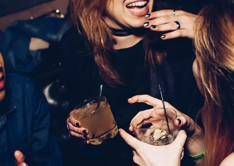 Maedchen trinken