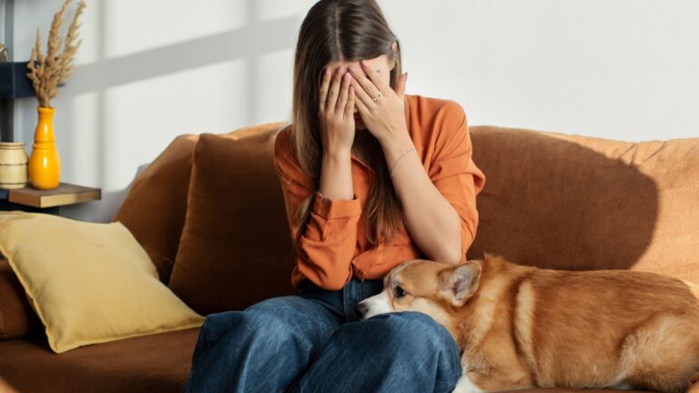 Wie du dich selbst zum Weinen bringen kannst Tipps um auf der Stelle in Traenen auszubrechen