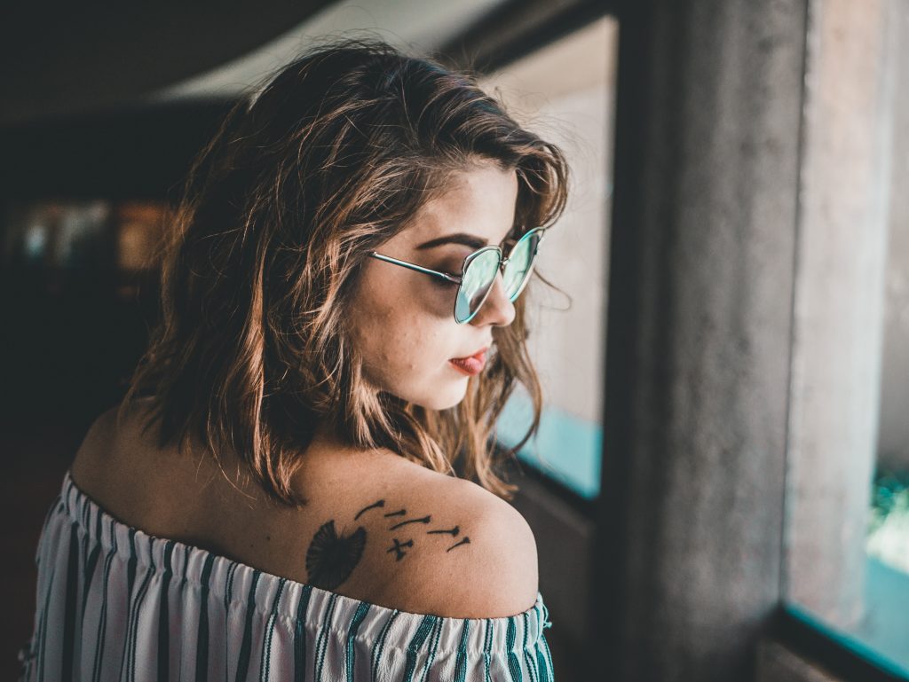 ein Foto einer Frau mit einem Tattoo auf der Schulter