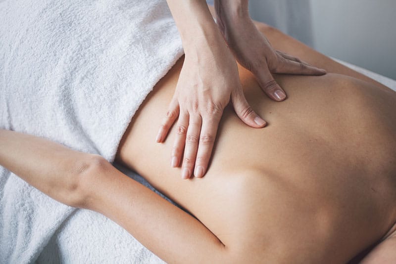 ein Foto von Händen, die eine Massage durchführen