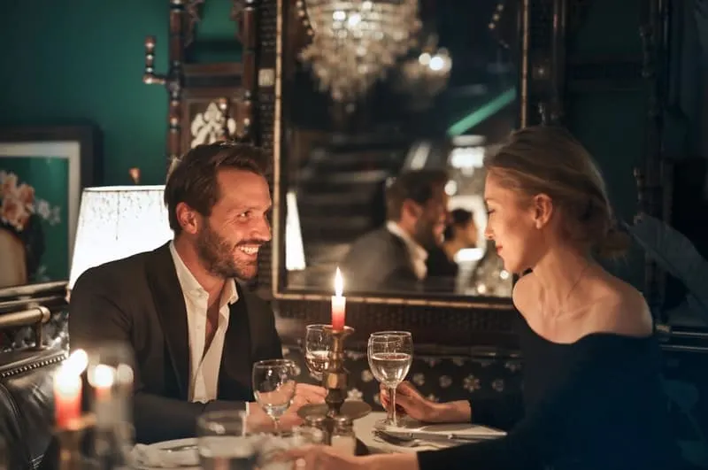 ein romantisches Abendessen bei Kerzenschein eines liebenden Paares