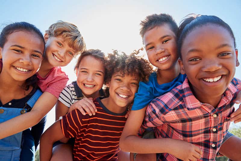 eine multinationale Gruppe lächelnder Kinder