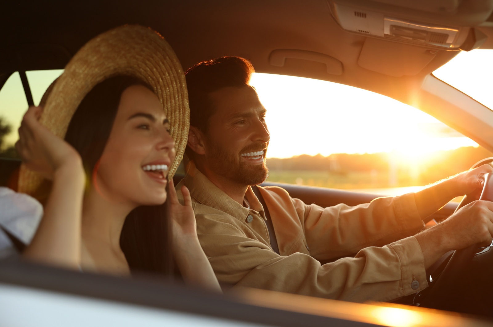 glueckliches Paar im Auto