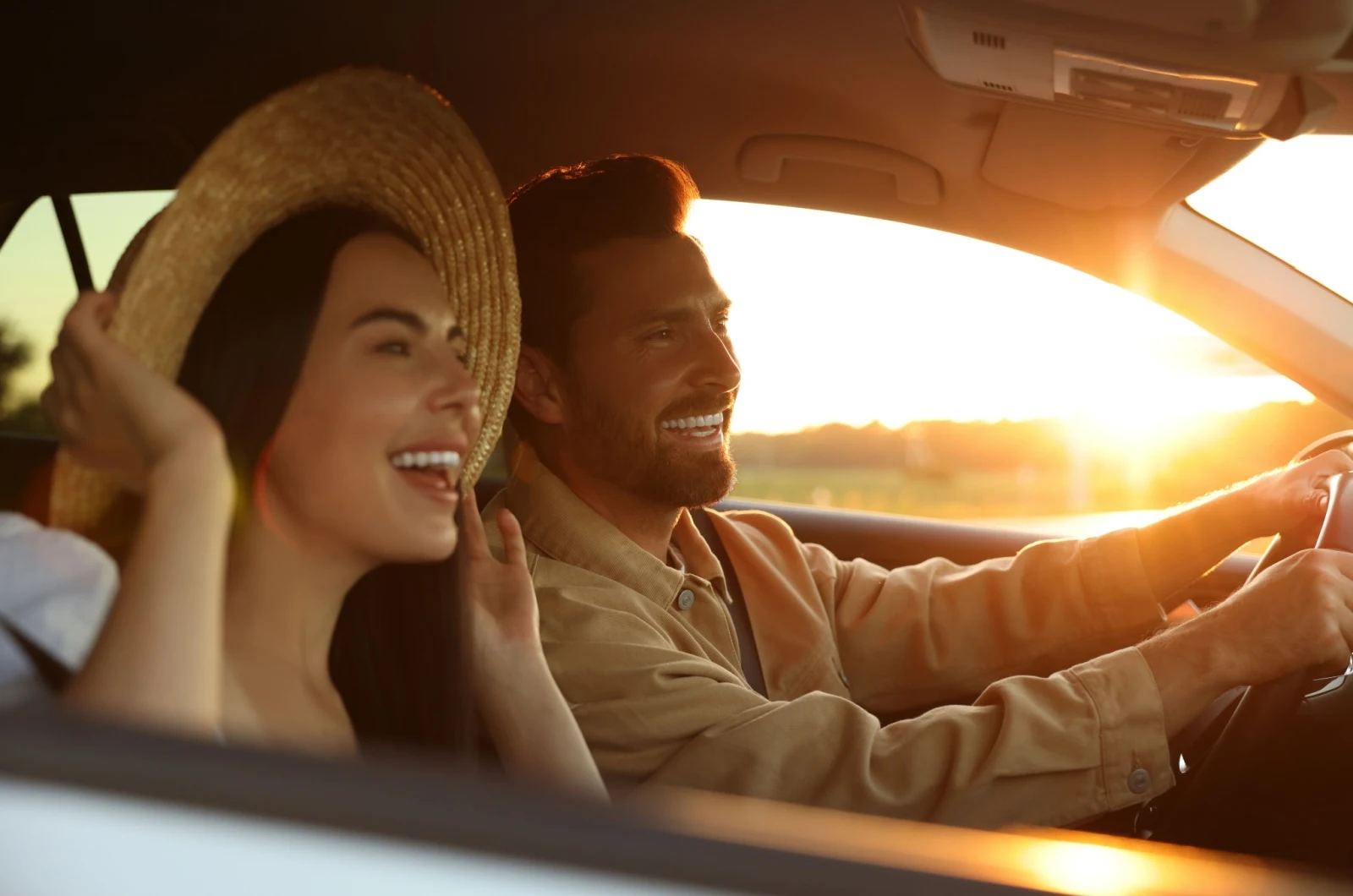 glueckliches Paar im Auto