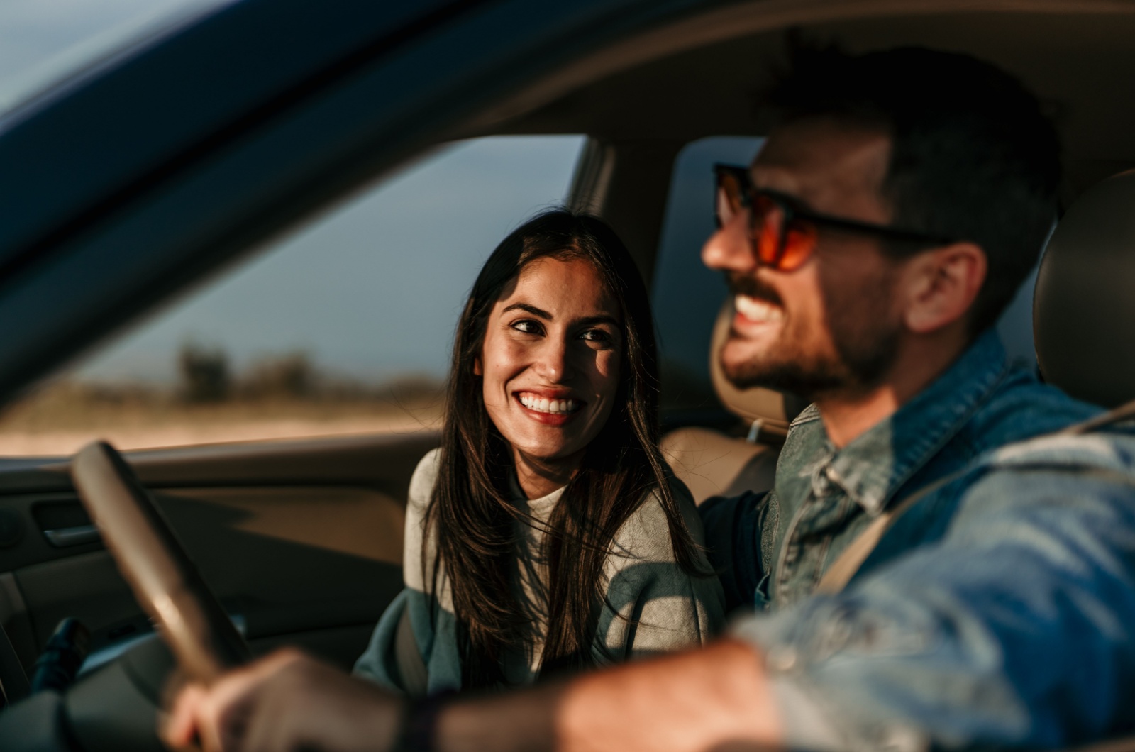 glueckliches Paar im Auto