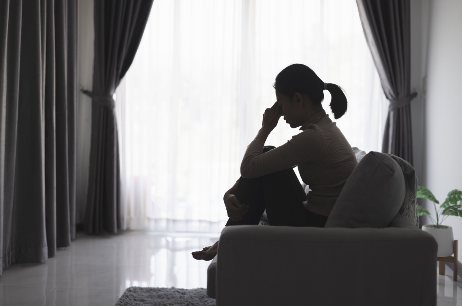 traurige Frau auf der Couch