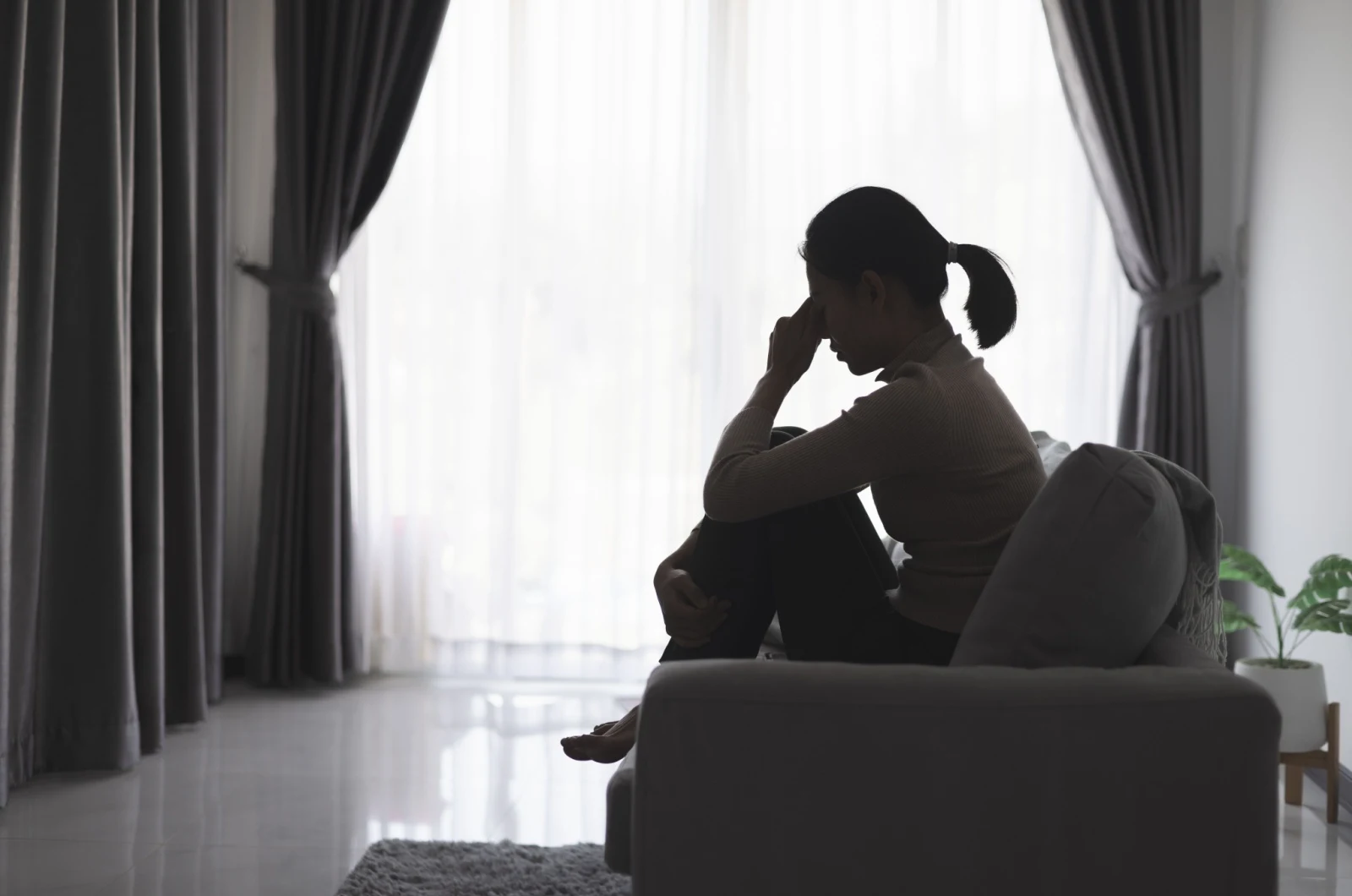 traurige Frau auf der Couch