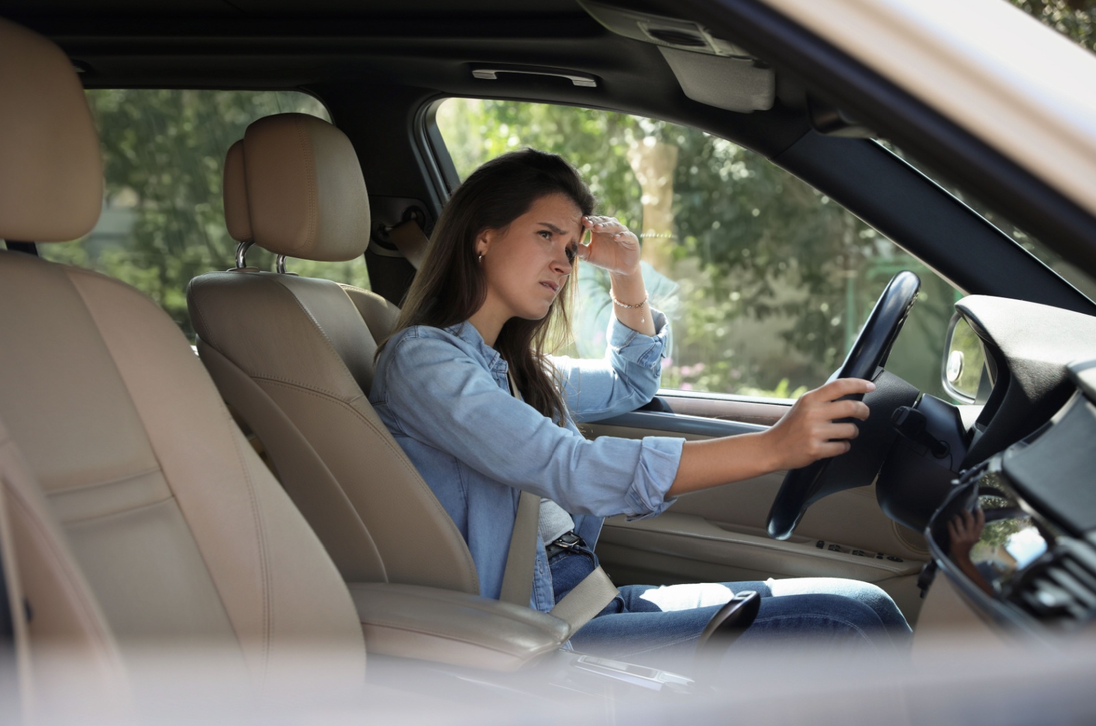 traurige Frau im Auto