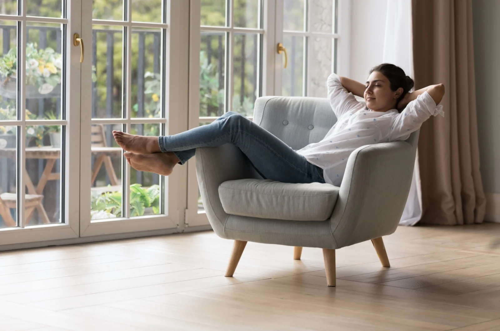 Frau im Sofa
