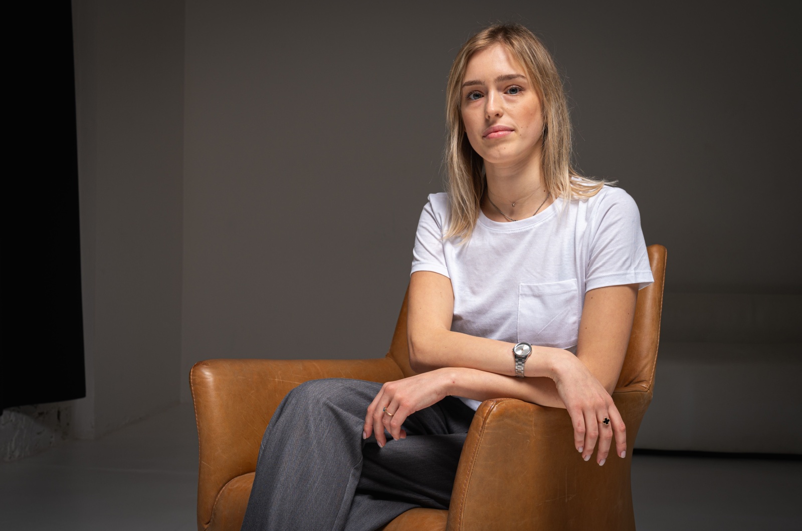 Frau sitzt auf dem Sofa