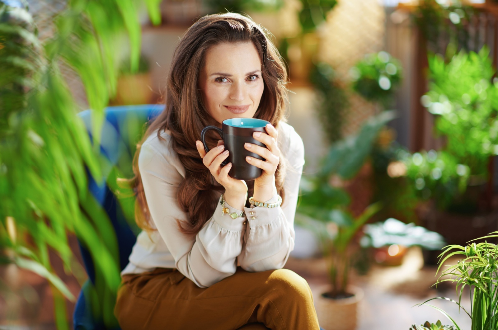 Frau trinkt einen Kaffee