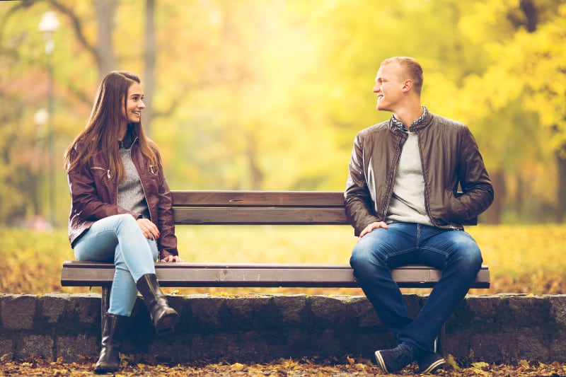 Junges Paar sitzt auf einer Bank