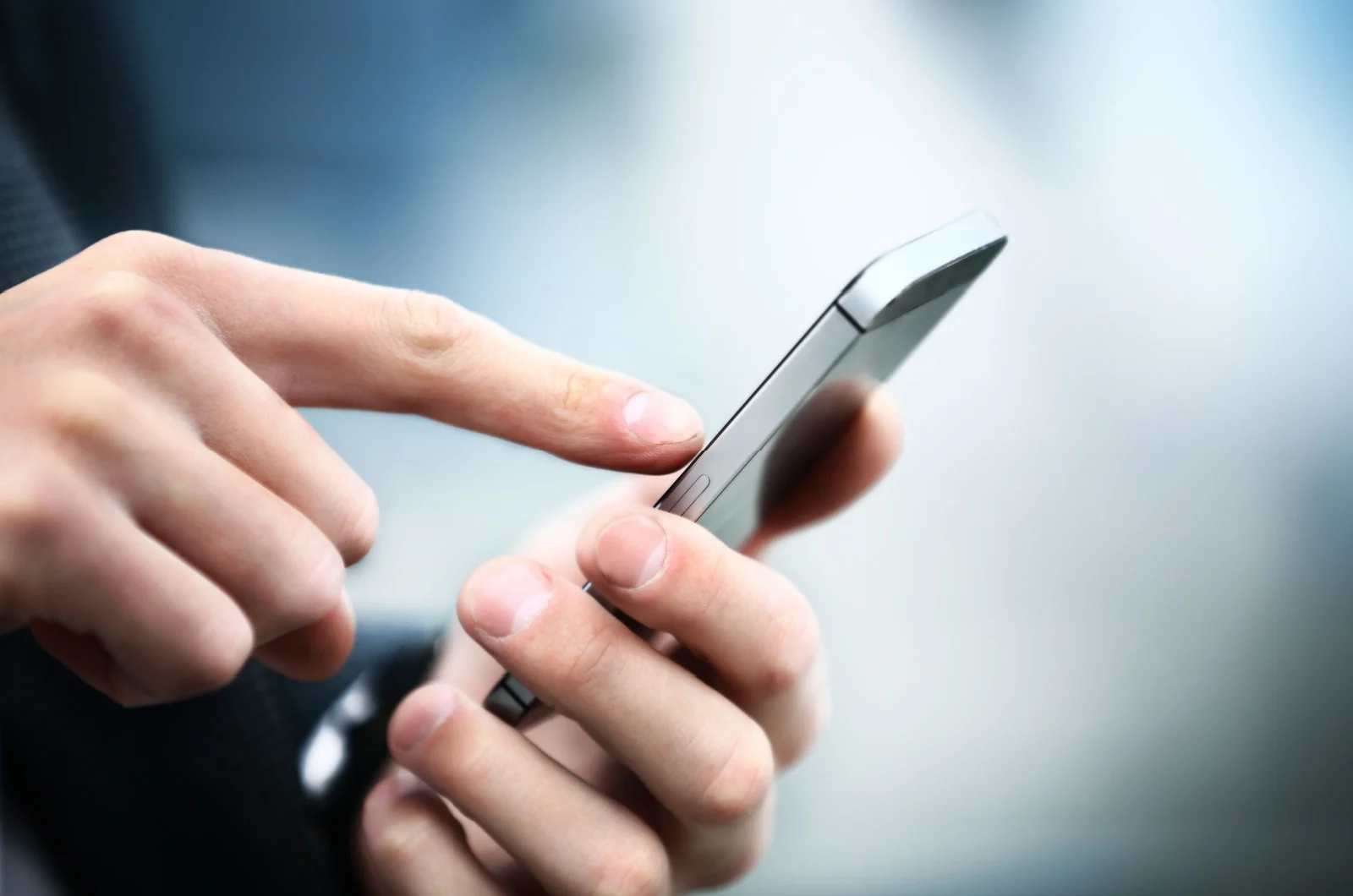 Mann, der ein Telefon benutzt