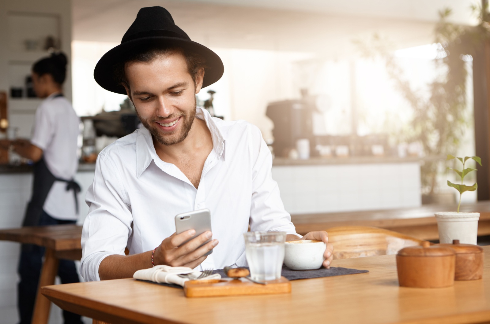Mann flirtet am Telefon