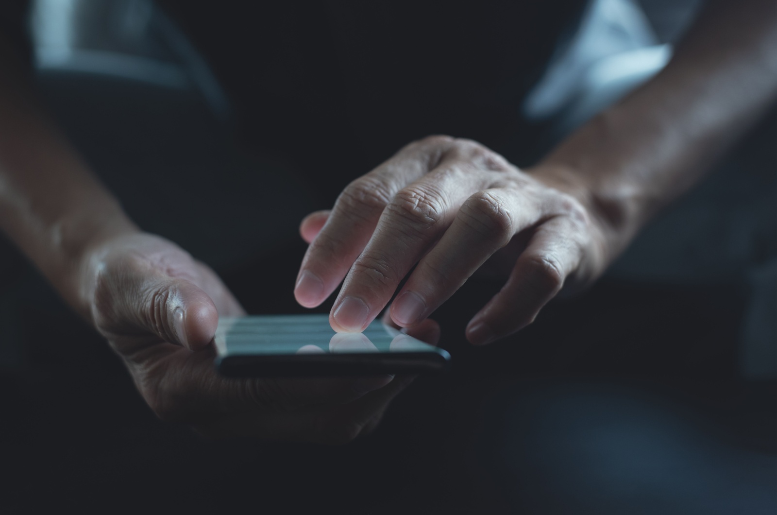 Mann tippt eine Nachricht auf dem Telefon