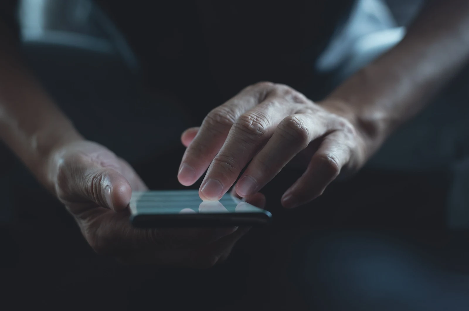 Mann tippt eine Nachricht auf dem Telefon