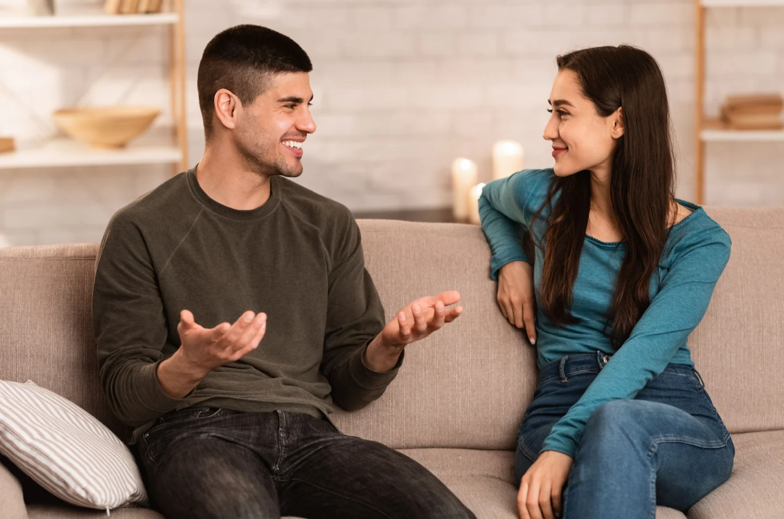 Mann und Frau auf der Couch