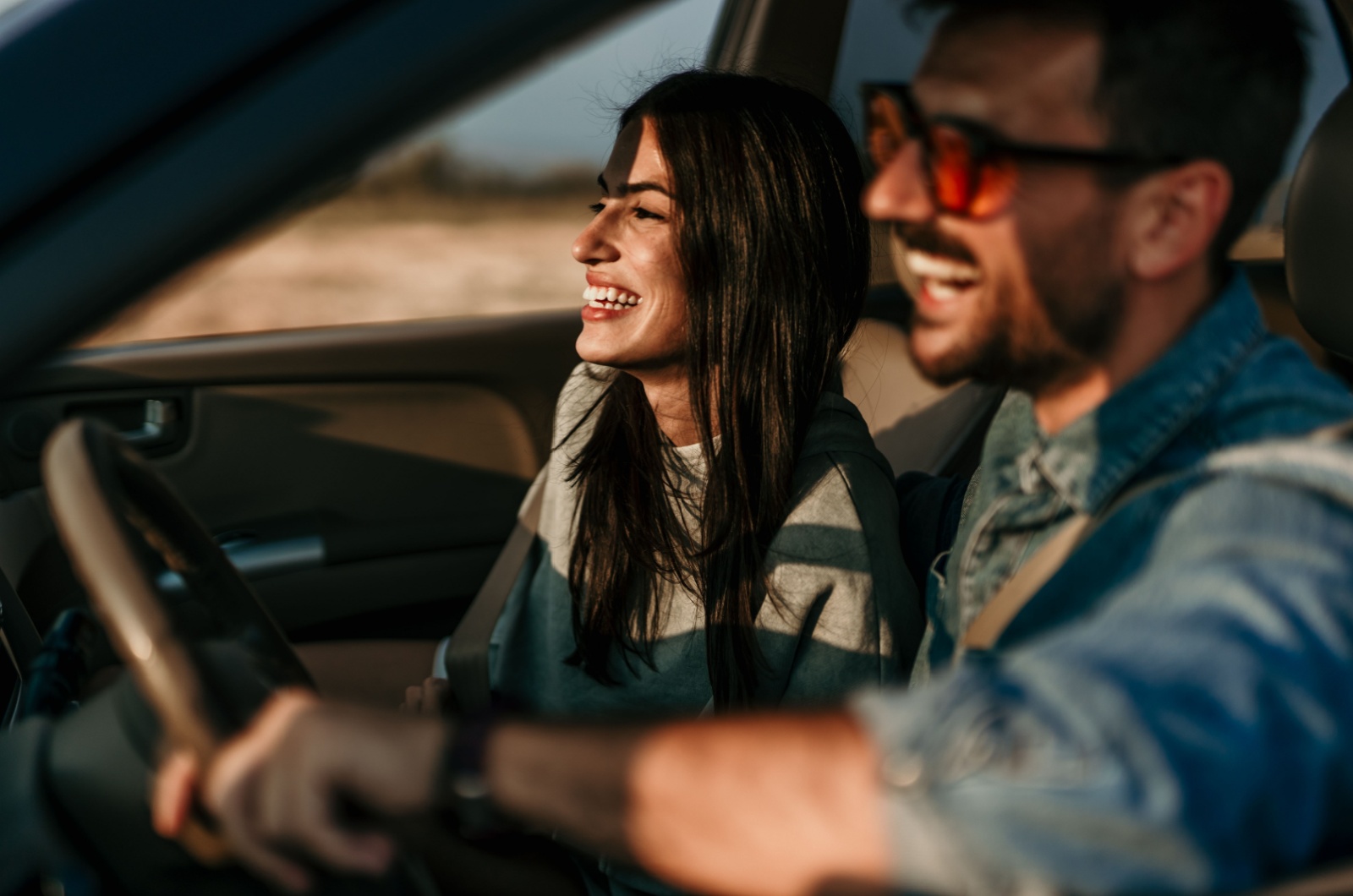Paar im Auto