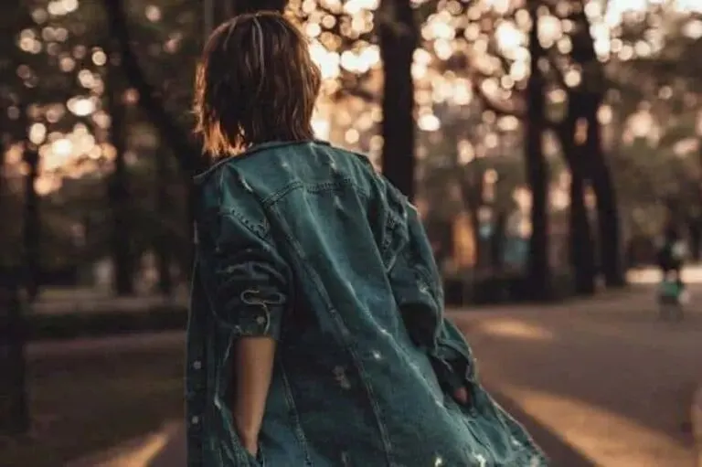 Frau mit kurzen Haaren aus Holz