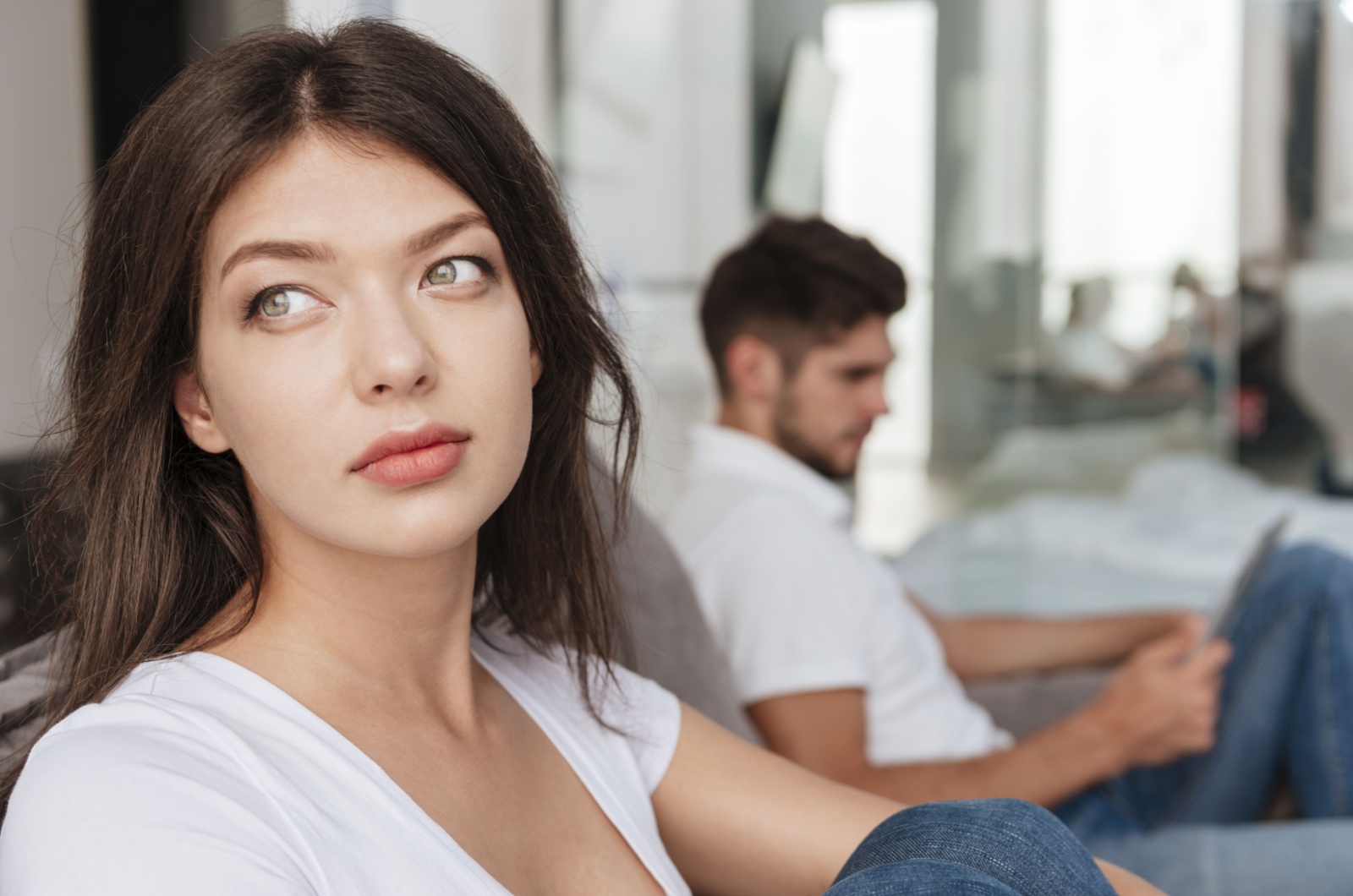 frau traurig weil ihr mann sie ignoriert