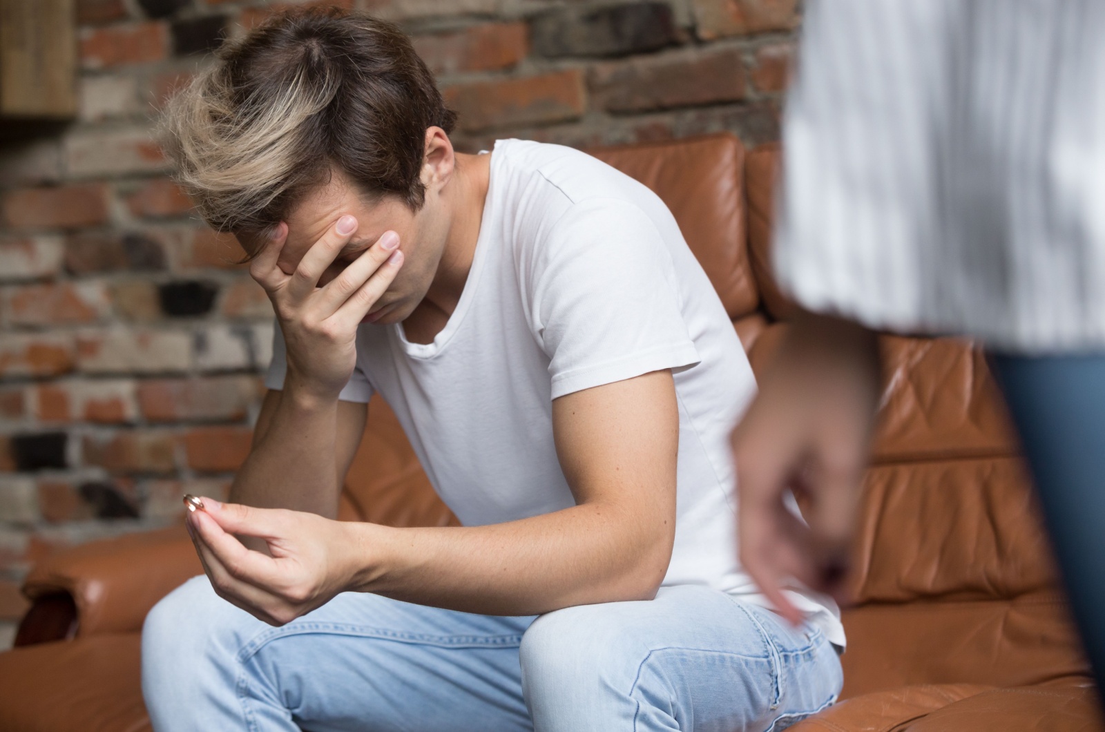 trauriger Mann auf der Couch
