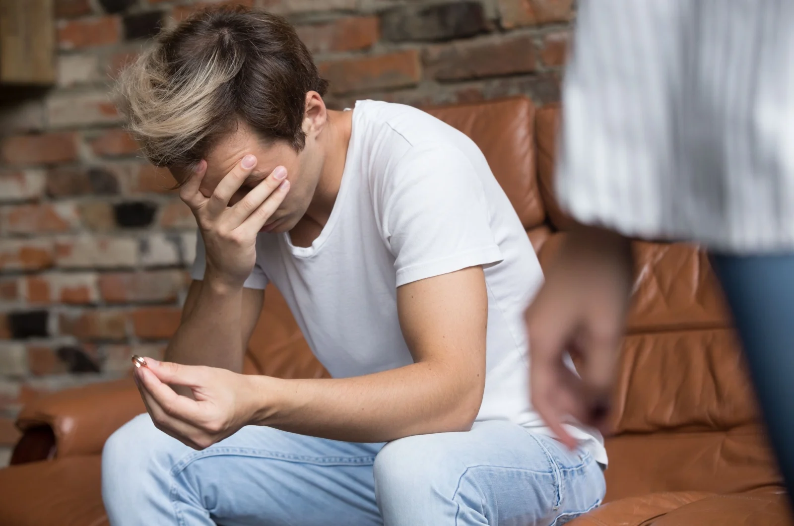 trauriger Mann auf der Couch