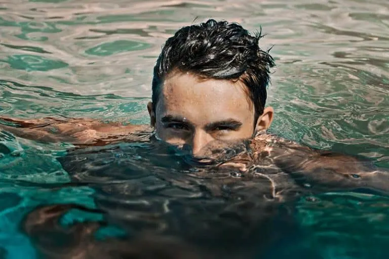 Mann schwimmt