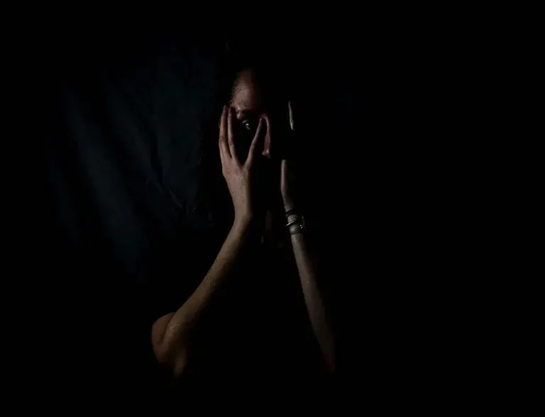 Frau im Dunkeln